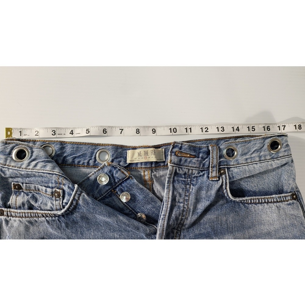 We The Free Denim Shorts Distressed Frayed Hem Metal Detail Light Wash M - Picture 4 of 7